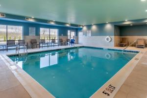 Басейн в или близо до Holiday Inn Express & Suites - Carlisle Southwest I-81, an IHG Hotel