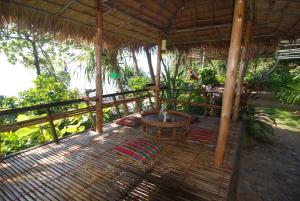 Ein Garten an der Unterkunft Lanta Coral Beach Resort