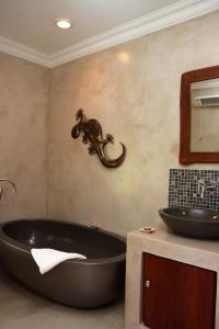 A bathroom at Fynbos Ridge Country House & Cottages