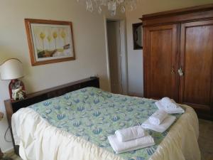 een slaapkamer met een bed met handdoeken erop bij Intero Appartamento a soli 50 m dal mare in Viareggio