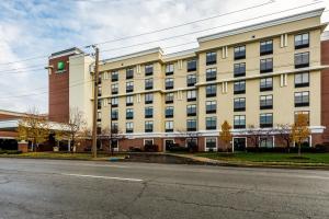 een groot gebouw met een klok aan de zijkant bij Holiday Inn - Indianapolis Downtown, an IHG Hotel in Indianapolis