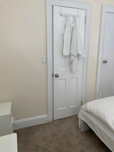 a bedroom with a door with towels hanging on it at NYZLH长岛Hofstra Universit民宿 in Hempstead