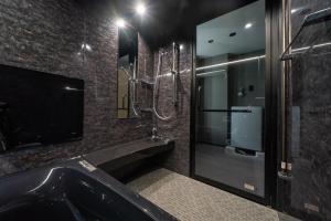 een badkamer met een zwarte wastafel en een douche bij STAY IN YEBISU in Osaka +36 foto's