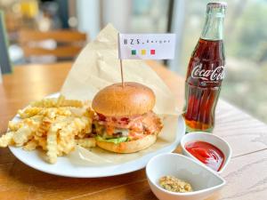 un plato de comida con un sándwich y papas fritas en Hotel & Resort Kiyomizu Bozanso, en Yamanouchi