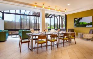 a dining room with a large table and chairs at Holiday Inn Miami West - Airport Area by IHG in Hialeah Gardens
