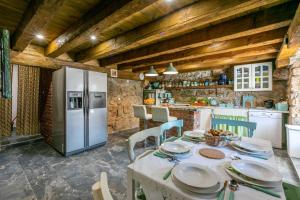 Kuchyňa alebo kuchynka v ubytovaní Villa Romantic
