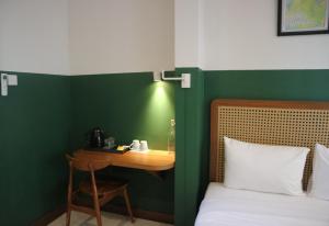 Uma cama ou camas num quarto em Liberta Malioboro South