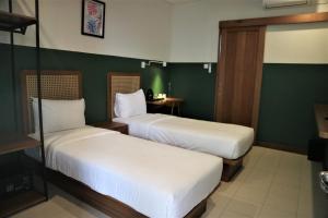 Uma cama ou camas num quarto em Liberta Malioboro South