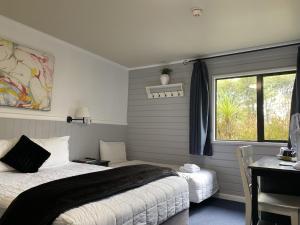 Postel nebo postele na pokoji v ubytování Lakefront Lodge Taupo + 35 fotografií