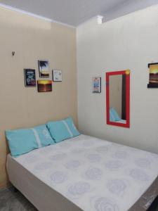 1 dormitorio con 1 cama con espejo en la pared en RECANTO DO BETERRABA en Mundaú