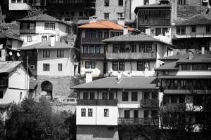 una foto in bianco e nero di un gruppo di edifici di Pepi Guest House a Veliko Tŭrnovo