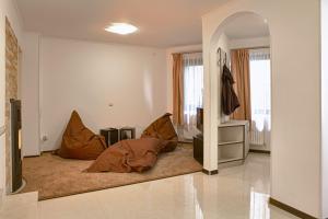 ヴェリコ・タルノヴォにあるPepi Guest Houseのベッドとドレッサーが備わる部屋