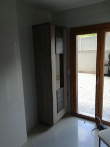 um quarto vazio com uma porta e uma janela em Luxury ApartHotel Colinas do Cruzeiro em Odivelas