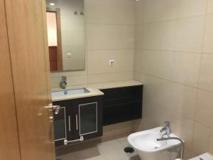 オディヴェーラスにあるLuxury ApartHotel Colinas do Cruzeiroの洗面台と鏡のあるバスルーム