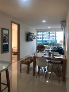 een woonkamer met een eettafel en stoelen bij NUEVO PRECIOSO APARTAMENTO in Cartagena