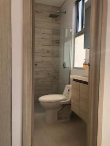 een badkamer met een toilet en een wastafel bij NUEVO PRECIOSO APARTAMENTO in Cartagena