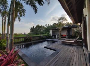 Kolam renang di atau dekat dengan Anggarakasih Ubud Villa