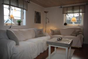 FrillesåsにあるHallagärde Gårdのリビングルーム(白いソファ、テーブル付)