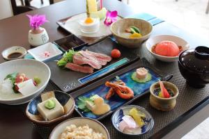 stół z różnymi rodzajami jedzenia w miskach w obiekcie Seven Colors Ishigakijima w mieście Ishigaki