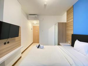 Ένα ή περισσότερα κρεβάτια σε δωμάτιο στο Simply Studio Room Semi Apartment at The Lodge Paskal near BINUS University By Travelio