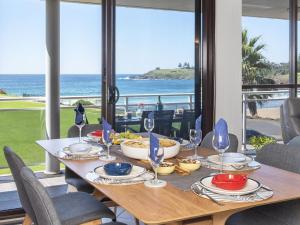 A restaurant or other place to eat at At The Beach - Kiama Surf Beach at your doorstep