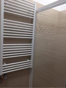 een douche met een glazen deur in de badkamer bij Bremi Apartman Fonyódliget in Fonyód