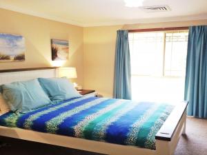 
A bed or beds in a room at Benvenue - resort style with pool

