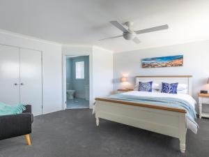 
A bed or beds in a room at Azure Waters - perfectly positioned with ocean views
