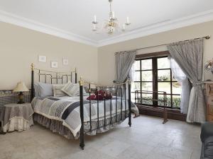 A bed or beds in a room at Kilburn - views as far as the eyes can see