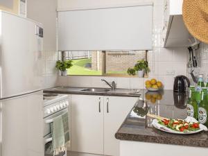A kitchen or kitchenette at Armstrong Ridge - affordable beach oasis