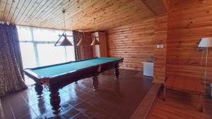 una mesa de billar en una habitación con paredes de madera en Дача у моря, en Odessa