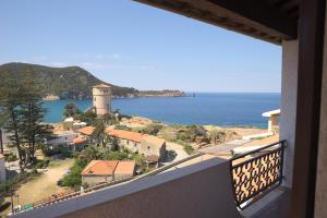 uma vista para o oceano a partir de uma varanda em Villa Manzoni em Campese