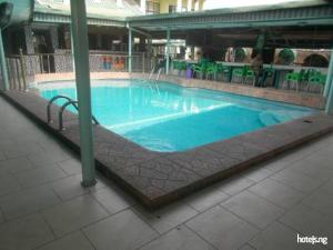 Swimmingpoolen hos eller tæt på Room in Lodge - Cynergy Suites Festac Town