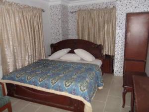 Llit o llits en una habitació de Room in Lodge - Cynergy Suites Festac Town