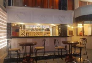Salone o bar di Room in Lodge - Cynergy Suites Royale, Lekki