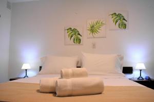 um quarto com uma cama com duas toalhas em EMILIA HOTEL em Rosário