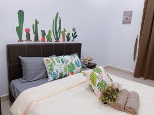 Ένα ή περισσότερα κρεβάτια σε δωμάτιο στο Desaru KTV Natural wood style by Joyfully 31A7