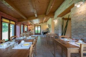 een grote eetkamer met houten tafels en stoelen bij Badia Agriturismo in La Torraccia