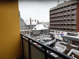 d'un balcon offrant une vue sur la ville. dans l'établissement Entrez Radnica, à Košice