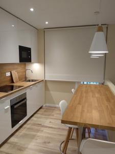 een keuken met een houten tafel en een eetkamer bij Apartamento Costa II- Parking exterior privado incluido in Zumaia