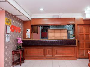 uma cozinha com um grande balcão num quarto em OYO 90167 Hotel Tiara em Kampong Kemaman