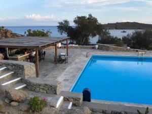 Вид на бассейн в Afrodite Villa on the Sea или окрестностях