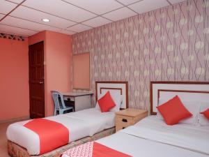 เตียงในห้องที่ OYO 90167 Hotel Tiara