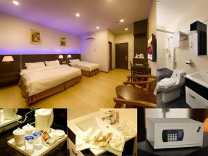 um quarto de hotel com duas camas e uma casa de banho em E Red Hotel Alma Cosmo em Bukit Mertajam