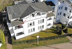 een luchtzicht op een wit gebouw met een zwart dak bij Haus Holstein Whg 07 mit Balkon in Ostseebad Sellin