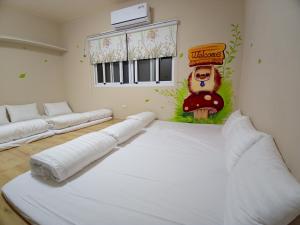 A bed or beds in a room at 隱君子的撒野