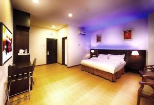 Postel nebo postele na pokoji v ubytování ERNES Hotel Alma Bukit Mertajam