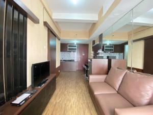 Μια τηλεόραση ή/και κέντρο ψυχαγωγίας στο Spacious 1BR at Tamansari Panoramic Apartment near Metro Indah Mall By Travelio
