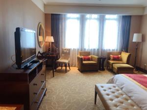 TV a/nebo společenská místnost v ubytování Shanghai Fenyang Garden Boutique Hotel