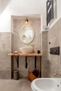 een badkamer met een wastafel en een spiegel bij L'Accademia dei Sogni in Sassari